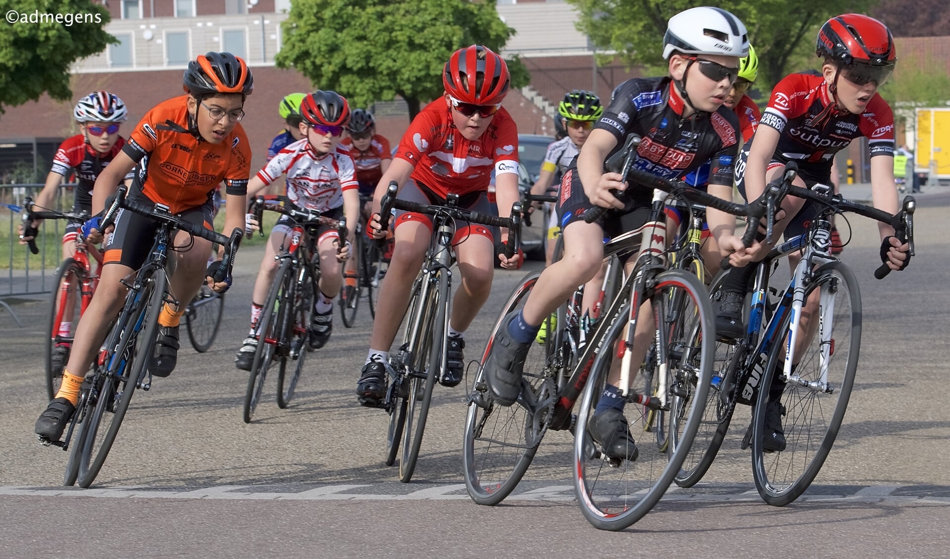 Deelnemers aan D'n Bèrgse wielerronde. (Foto: Ad Megens)