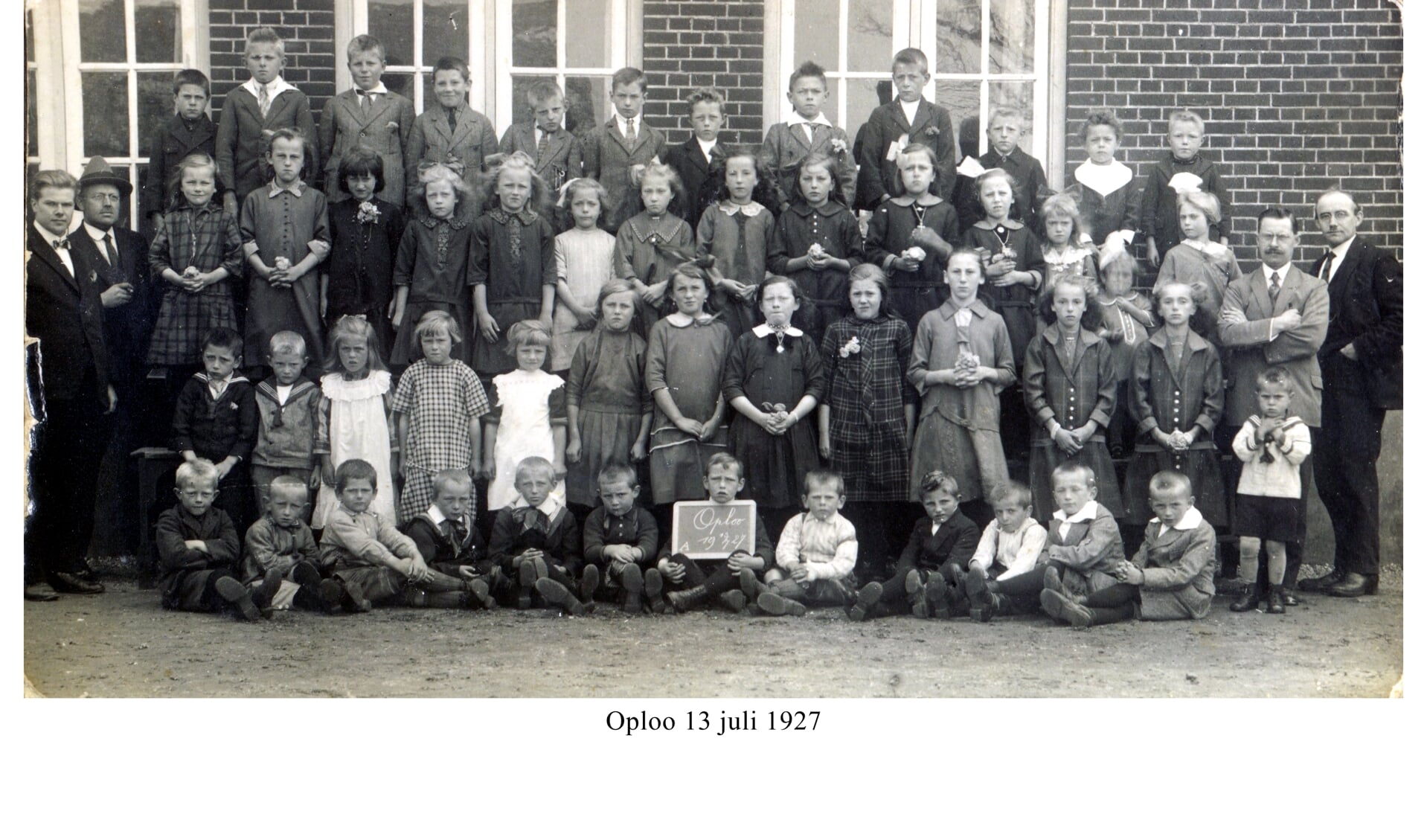 Een foto met leerlingen van de school op de oude locatie aan de Grotestraat in Oploo.