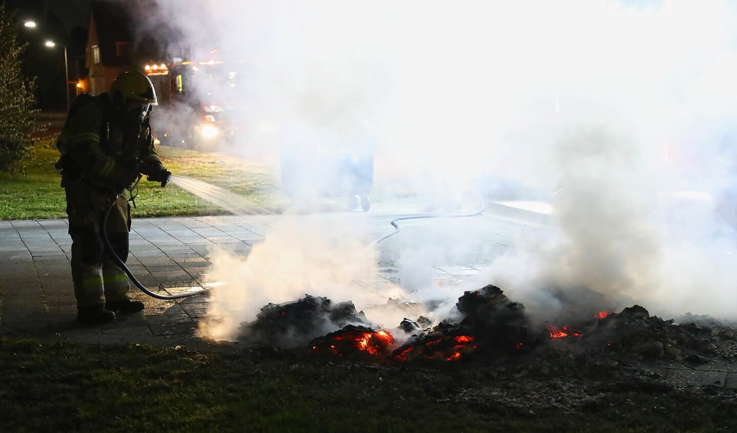 Melding van autobrand blijkt brandende stapel papier te zijn. (Foto: Gabor Heeres / Foto Mallo)