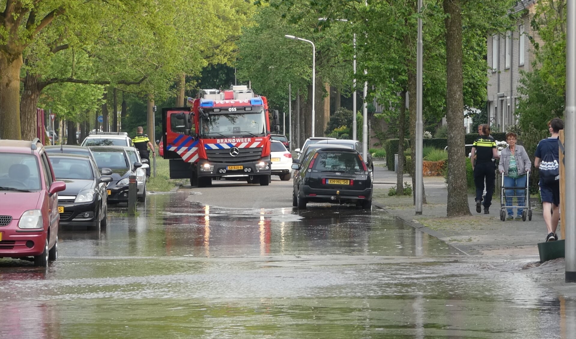 Gesprongen waterleiding in de Van Hogendorplaan. (Foto: Thomas)