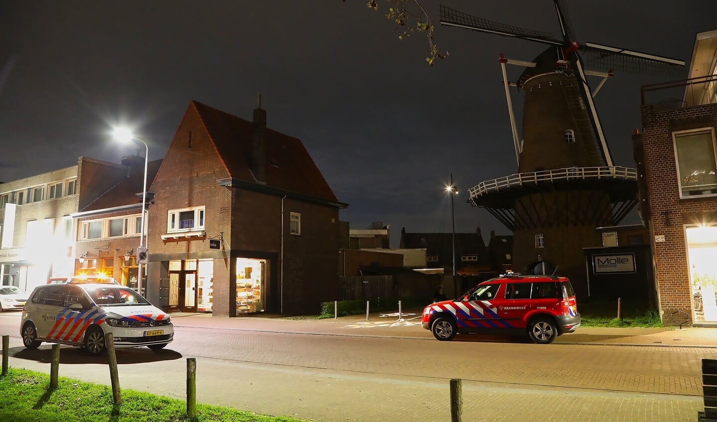 Brandweer en politie opnieuw opgeroepen voor koolmonoxide-melding in pand Kruisstraat. (Foto: Gabor Heeres / Foto Mallo)