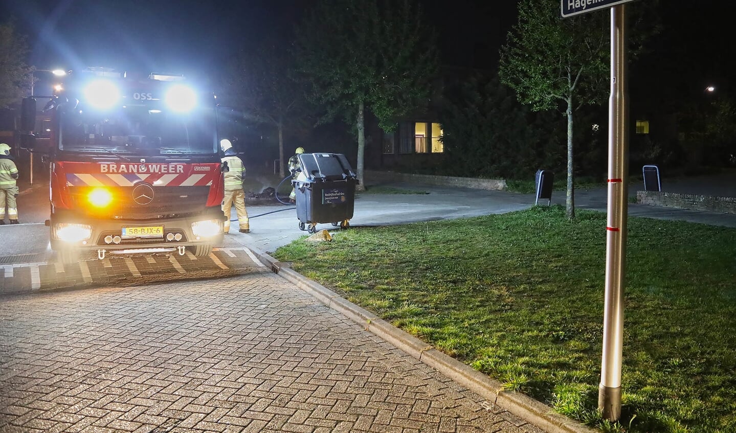 Melding van autobrand blijkt brandende stapel papier te zijn. (Foto: Gabor Heeres / Foto Mallo)