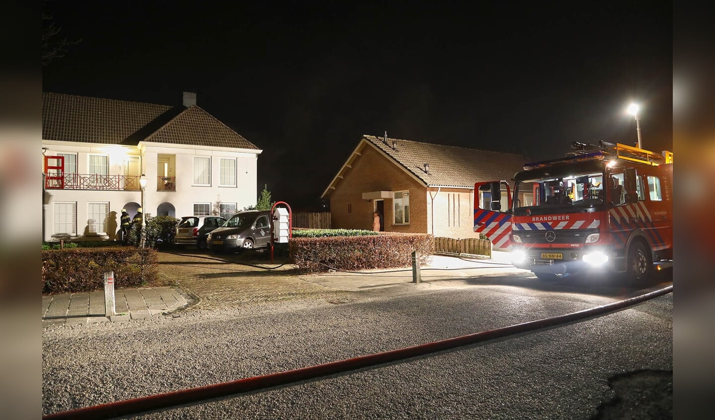 Brandweer redt dieren bij brand in Berghem. (Foto: Gabor Heeres / Foto Mallo)