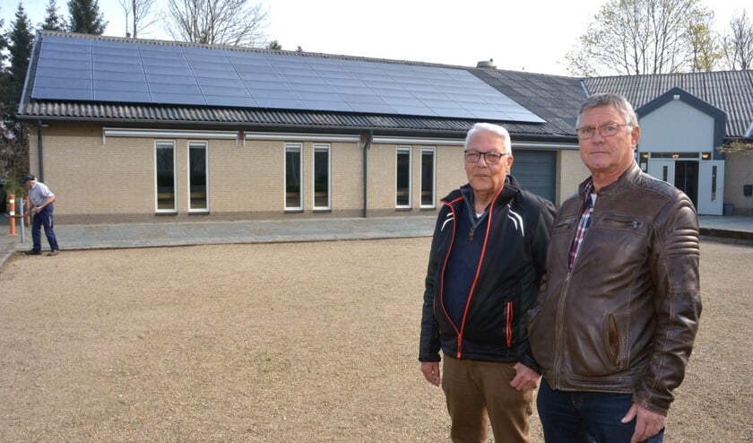Bestuursleden Willy van Berlo en Paul de Bruijn voor het PLOP gebouw (foto: Henk Lunenburg)