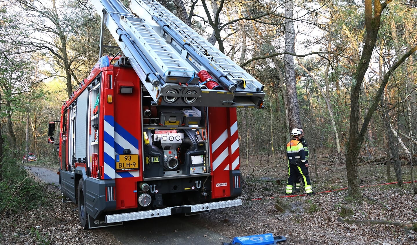 Flink stuk bos in brand in Geffense Bosjes. (Foto: Gabor Heeres / Foto Mallo)