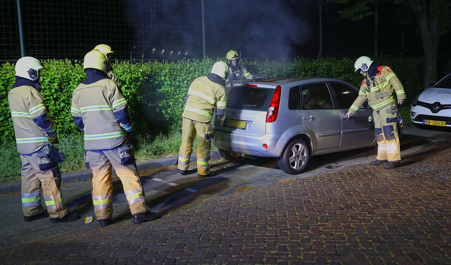 Autobrand in Willem Barendszstraat. (Foto: Gabor Heeres / Foto Mallo)