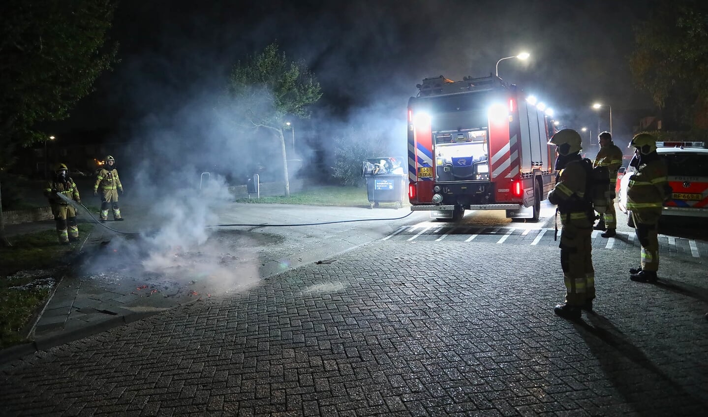 Melding van autobrand blijkt brandende stapel papier te zijn. (Foto: Gabor Heeres / Foto Mallo)