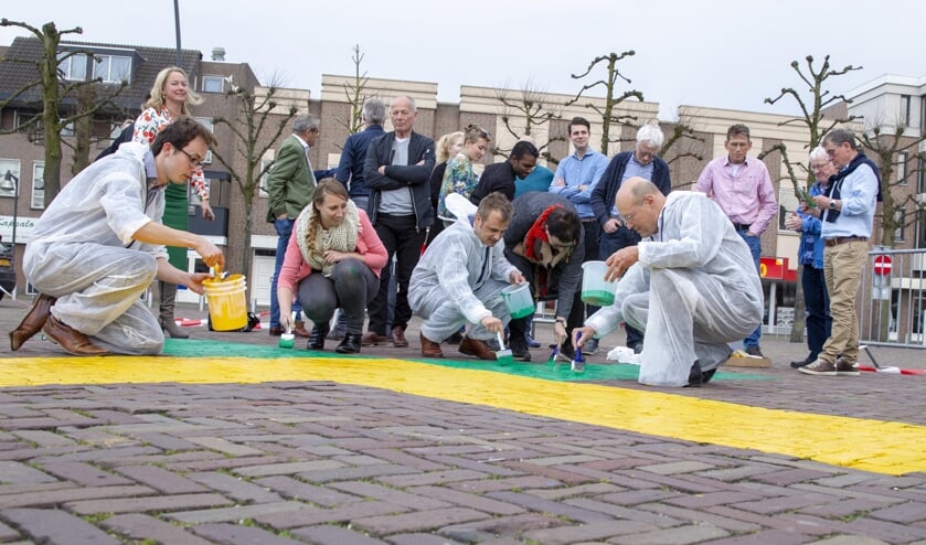 Er wordt druk geschilderd op de stenen van de Markt