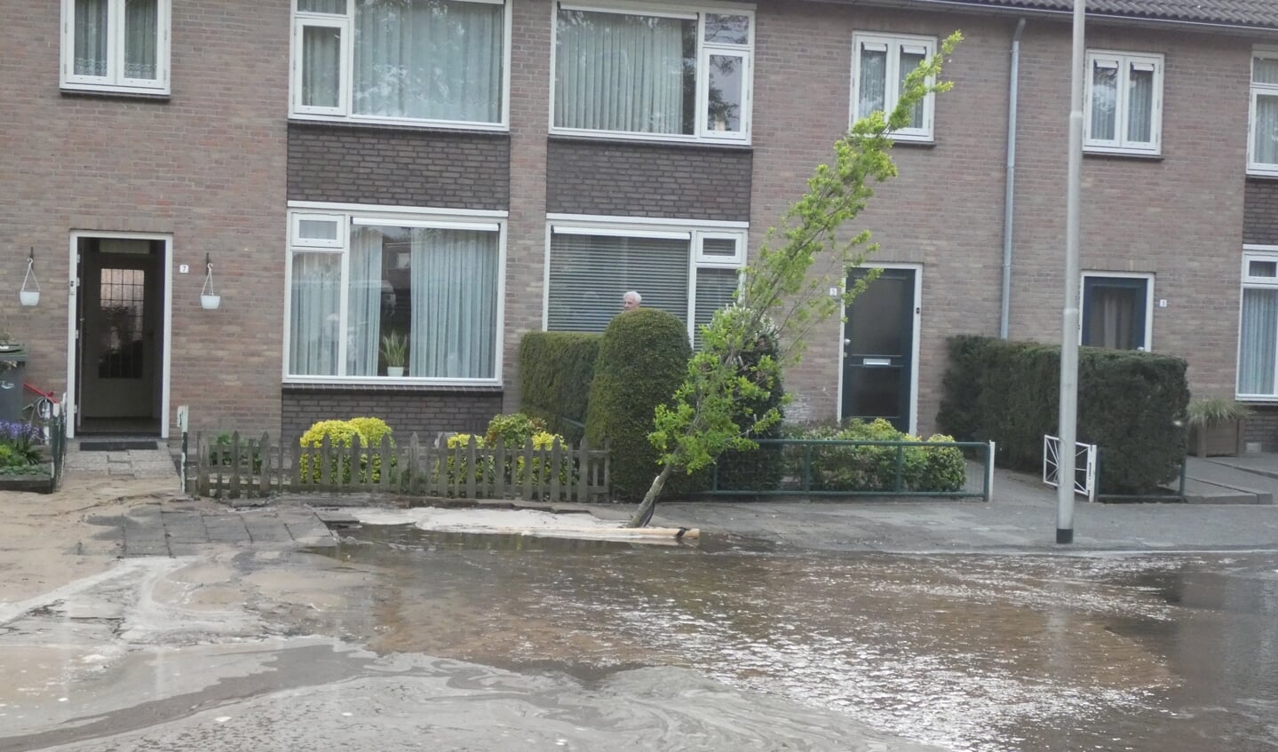 Gesprongen waterleiding in de Van Hogendorplaan. (Foto: Thomas)