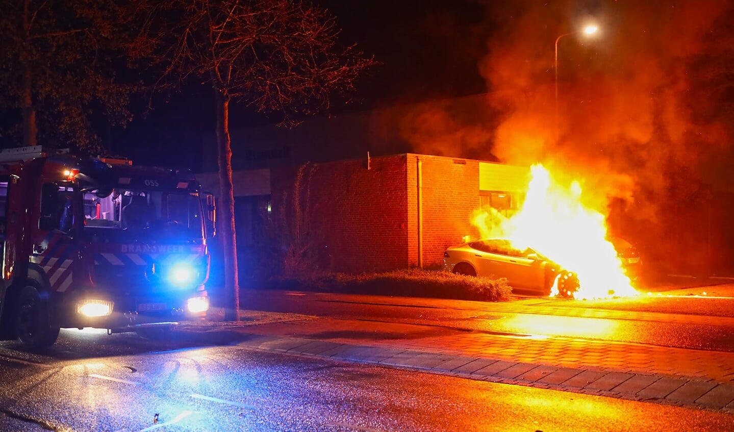 Autobranden in de Looveltstraat. (Foto: Gabor Heeres / Foto Mallo)