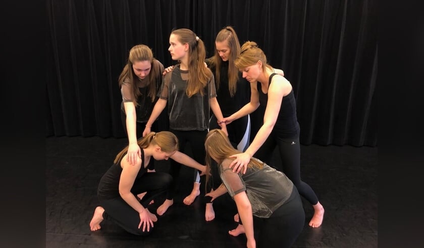 Meike, Nicole, Ayla, Resja, Anke en Michelle tijdens een repetitie. (foto: Berdy Maertens-Stoof)