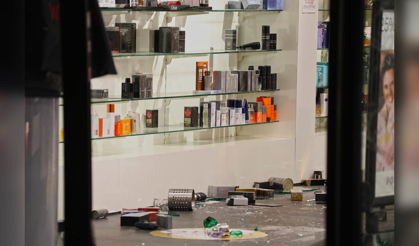 Ravage na ramkraak op parfumerie in Heesch. (Foto: Gabor Heeres / Foto Mallo)