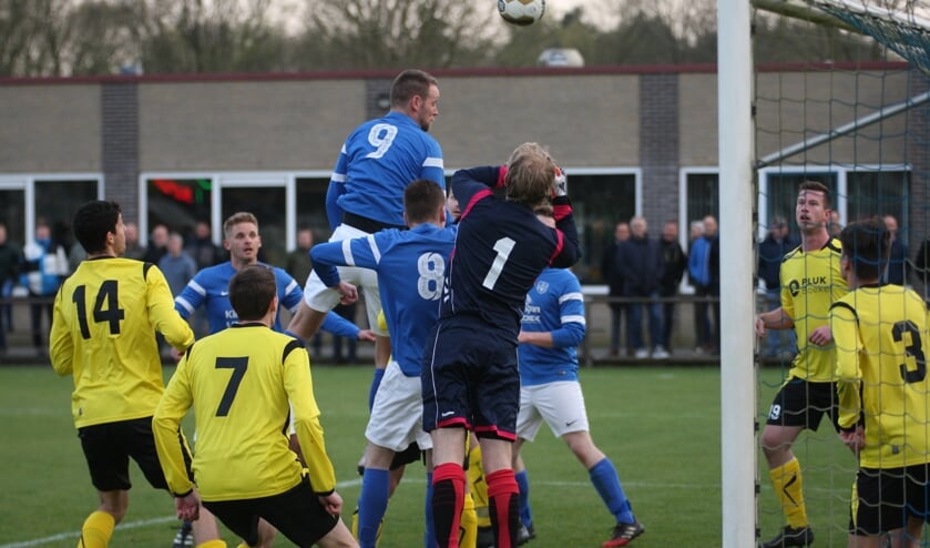 <p>Strijd in het strafschopgebied tijdens een eerdere editie van Handel-Boekel Sport. </p>