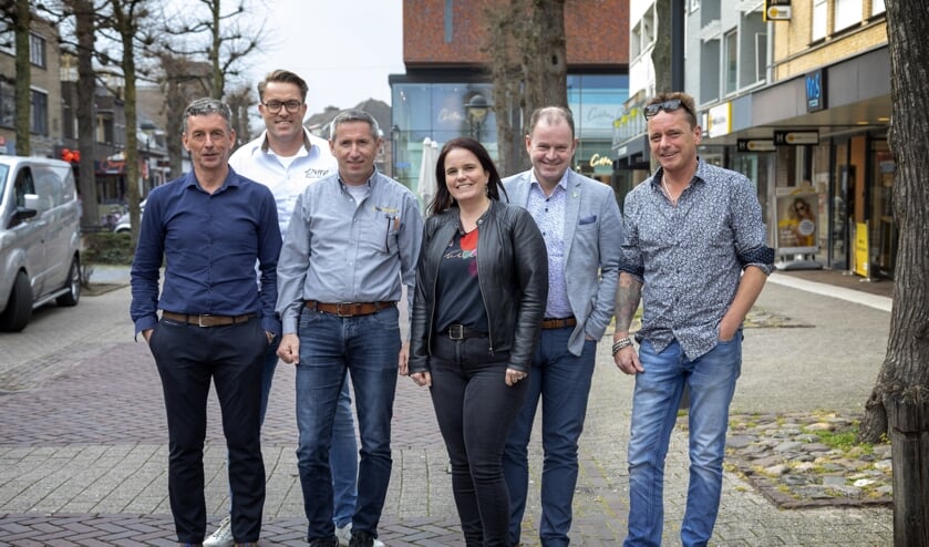 Willy van Erp, Dennis van der Klaauw, Dirk Broekhaus, Daniëlle van der Zee, Fred Mattheijssen en Patrik Puyn. Miriam van Schaijk ontbreekt op deze foto.