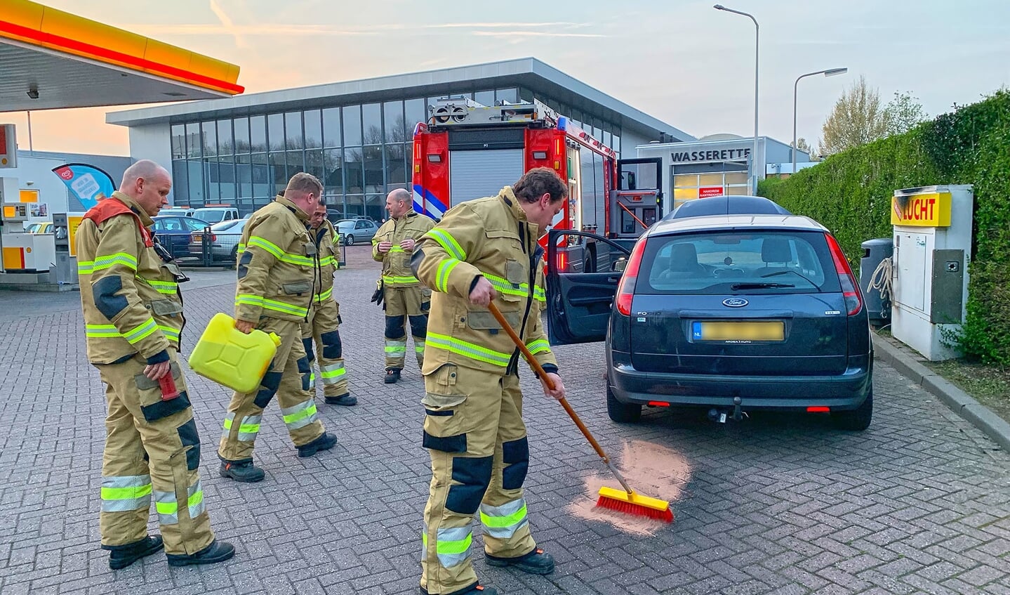 Motor opgeblazen bij tankstation aan Hertogensingel. (Foto: Gabor Heeres / Foto Mallo)