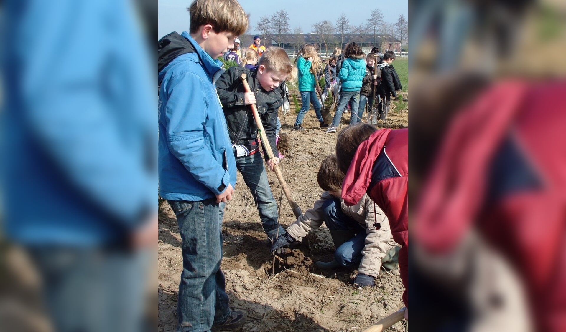 Jong geleerd, oud gedaan. Kinderen helpen mee met bomen planten. (foto: Kees de Bruijn)