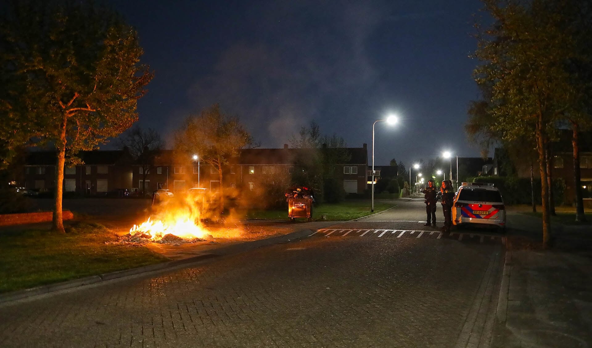 Melding van autobrand blijkt brandende stapel papier te zijn. (Foto: Gabor Heeres / Foto Mallo)