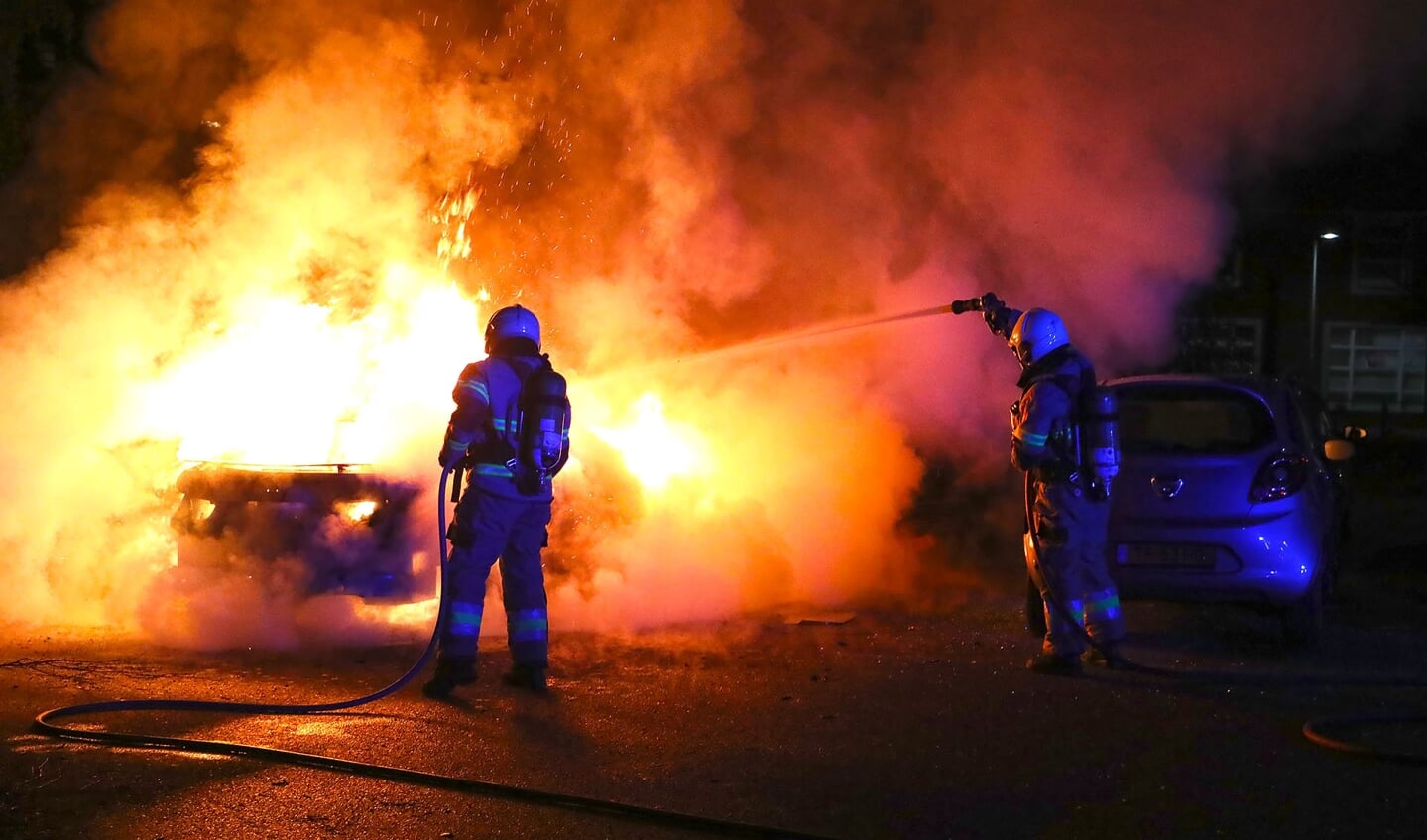 Autobranden aan de Spoorlaan in Oss. (Foto: Gabor Heeres / Foto Mallo)