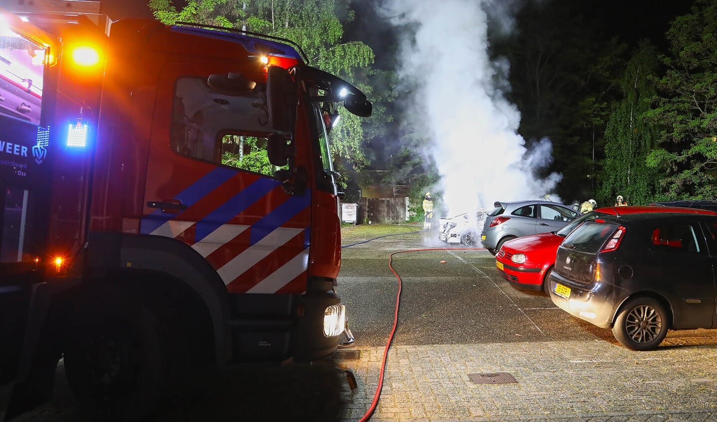 Autobranden aan de Spoorlaan in Oss. (Foto: Gabor Heeres / Foto Mallo)