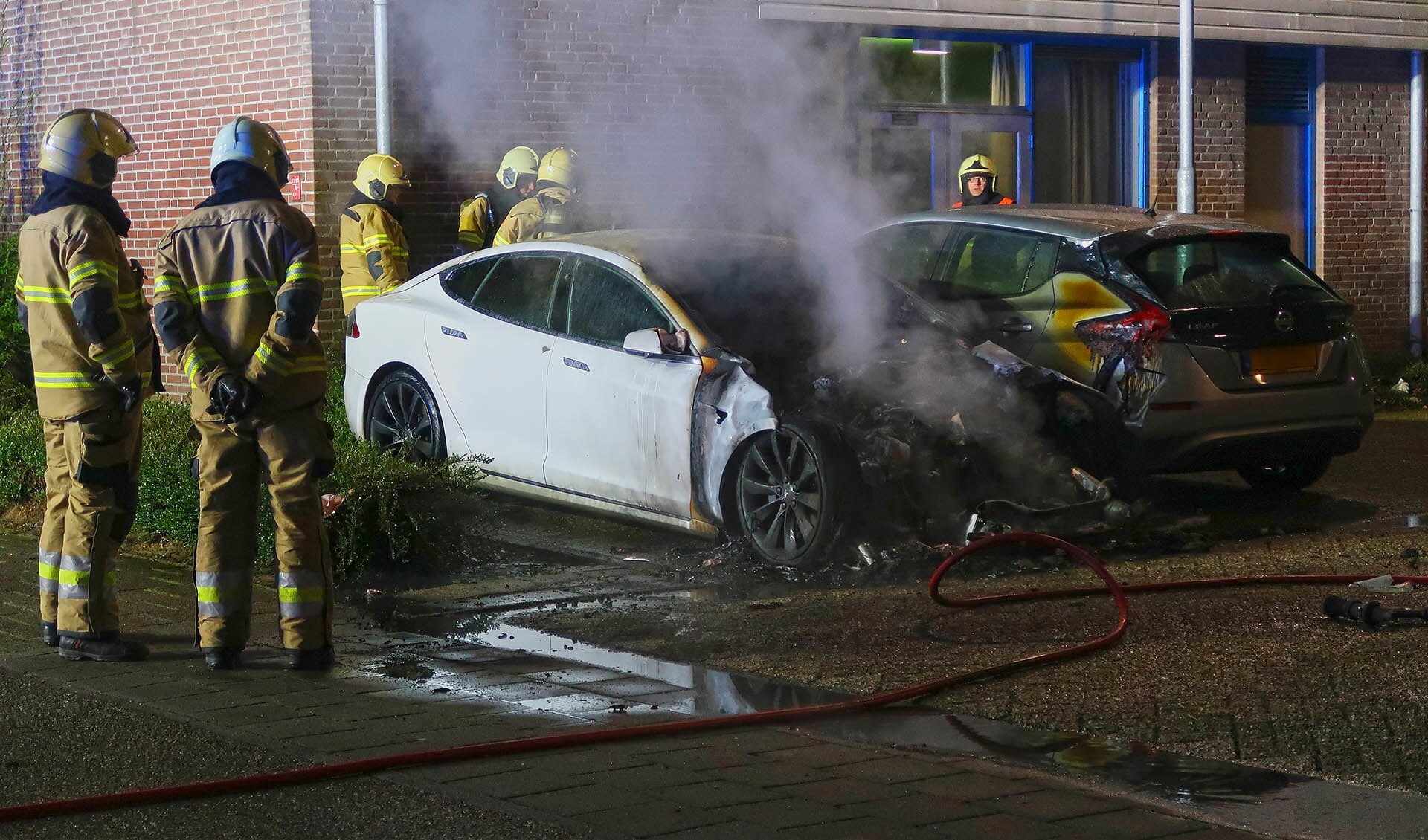 Autobranden in de Looveltstraat. (Foto: Gabor Heeres / Foto Mallo)