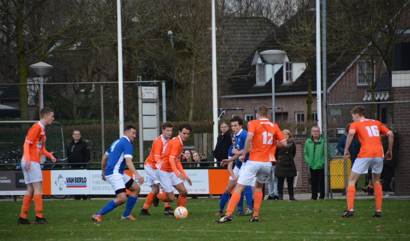 Robert van Nistelrooij (tweede van rechts, blauw shirt) speelde afgelopen zondag zijn 200ste wedstrijd namens FC De Rakt. (archieffoto: Arno Korsten)