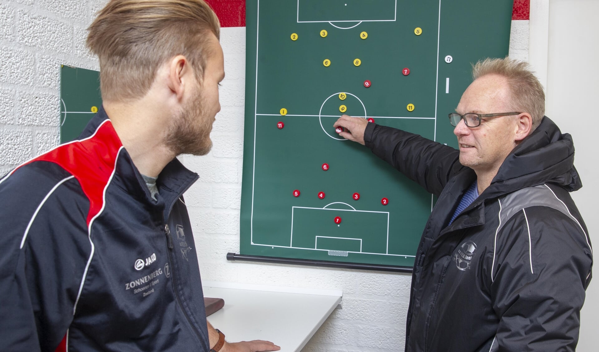 Trainer Mario van Berkom (rechts) blijft trainer bij VCO. (foto: Ad van de Graaf)