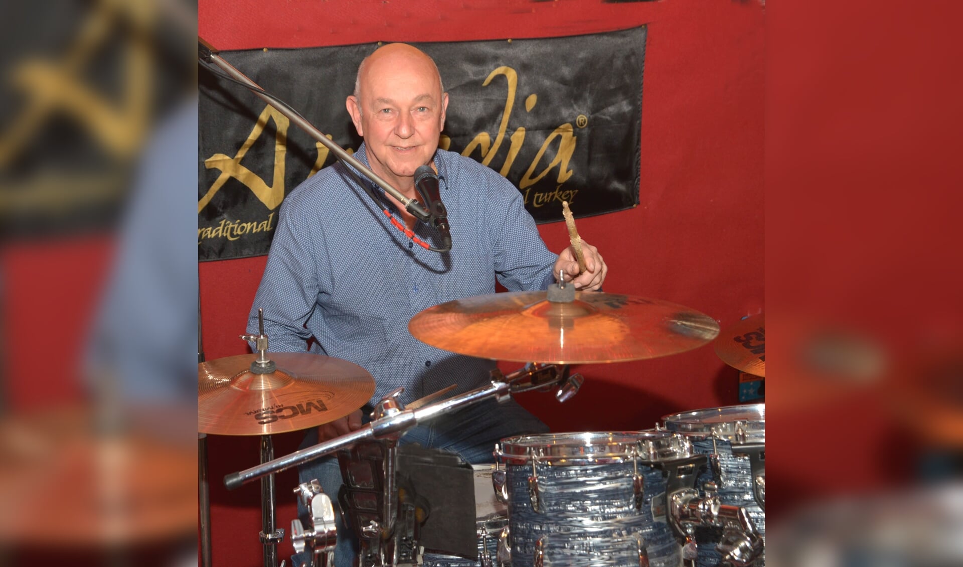 Tonny achter zijn drumstel (foto: Henk Lunenburg)