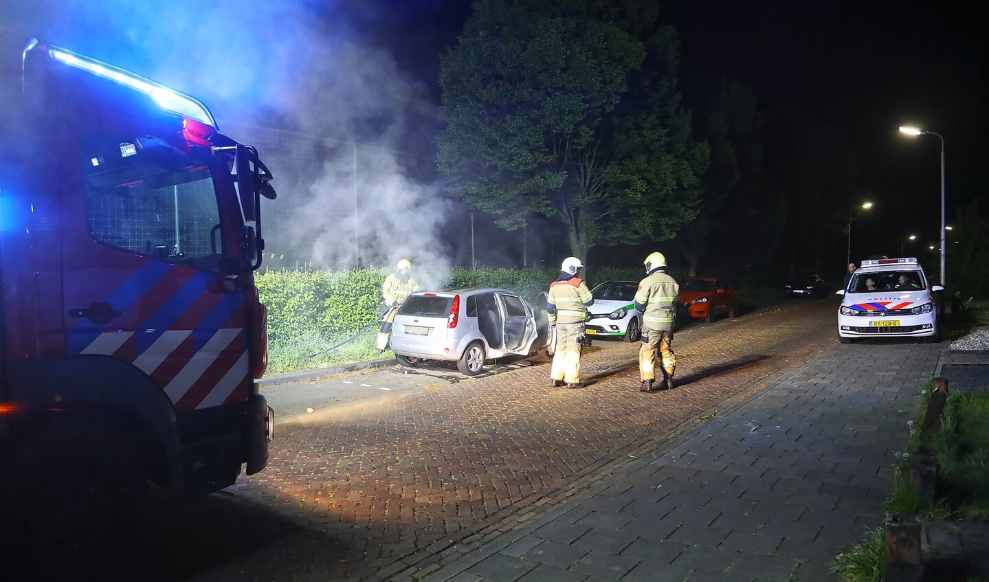 Autobrand in Willem Barendszstraat. (Foto: Gabor Heeres / Foto Mallo)