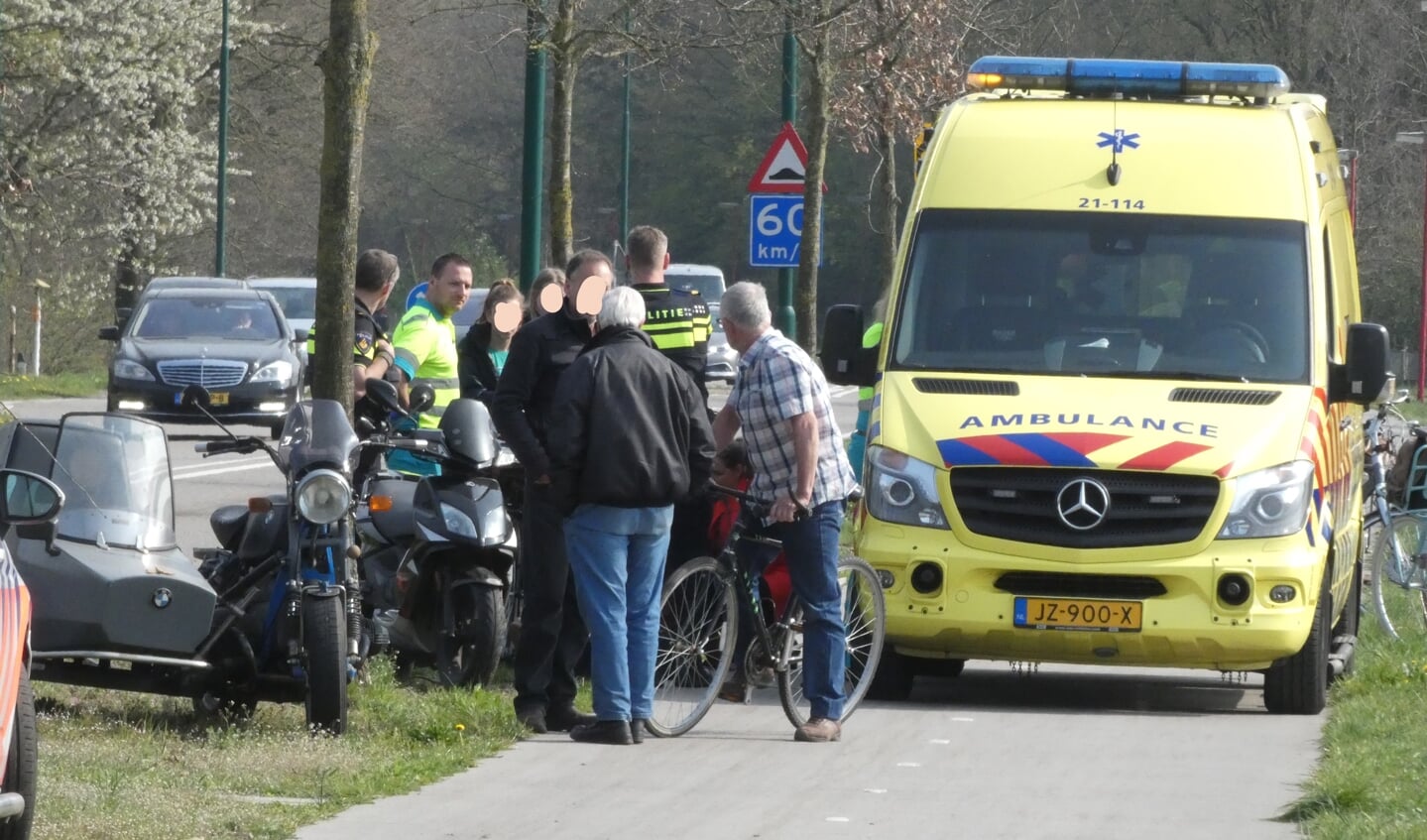 Ongeval tussen scooter en fietsers in Heesch. (Foto: Thomas)