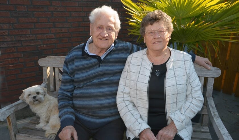 Cor, Corry en hun hondje (foto: Henk Lunenburg)