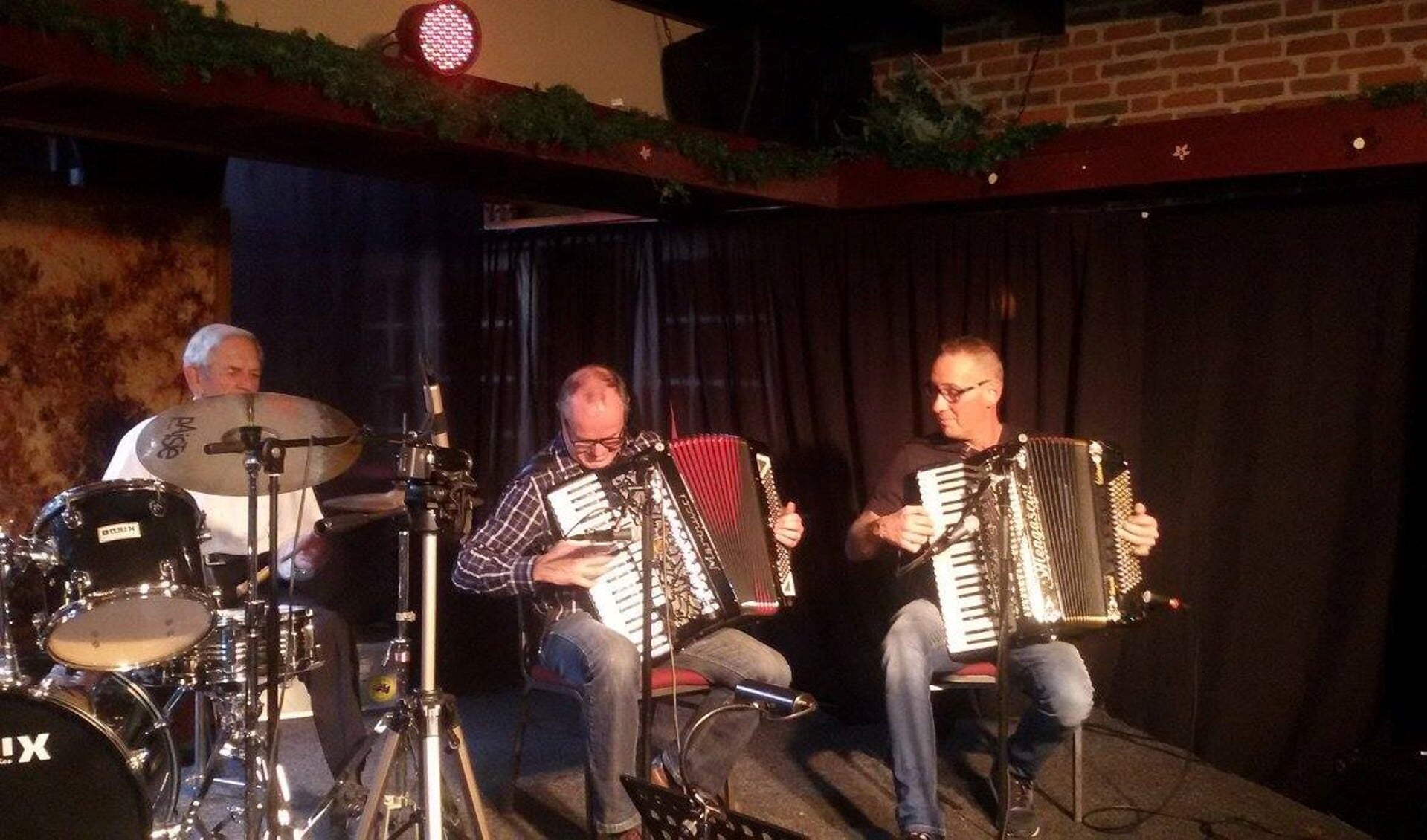 Op het Internationaal Accordeonfestival spelen accordeonisten uit Belgie, Duitsland en Nederland. 