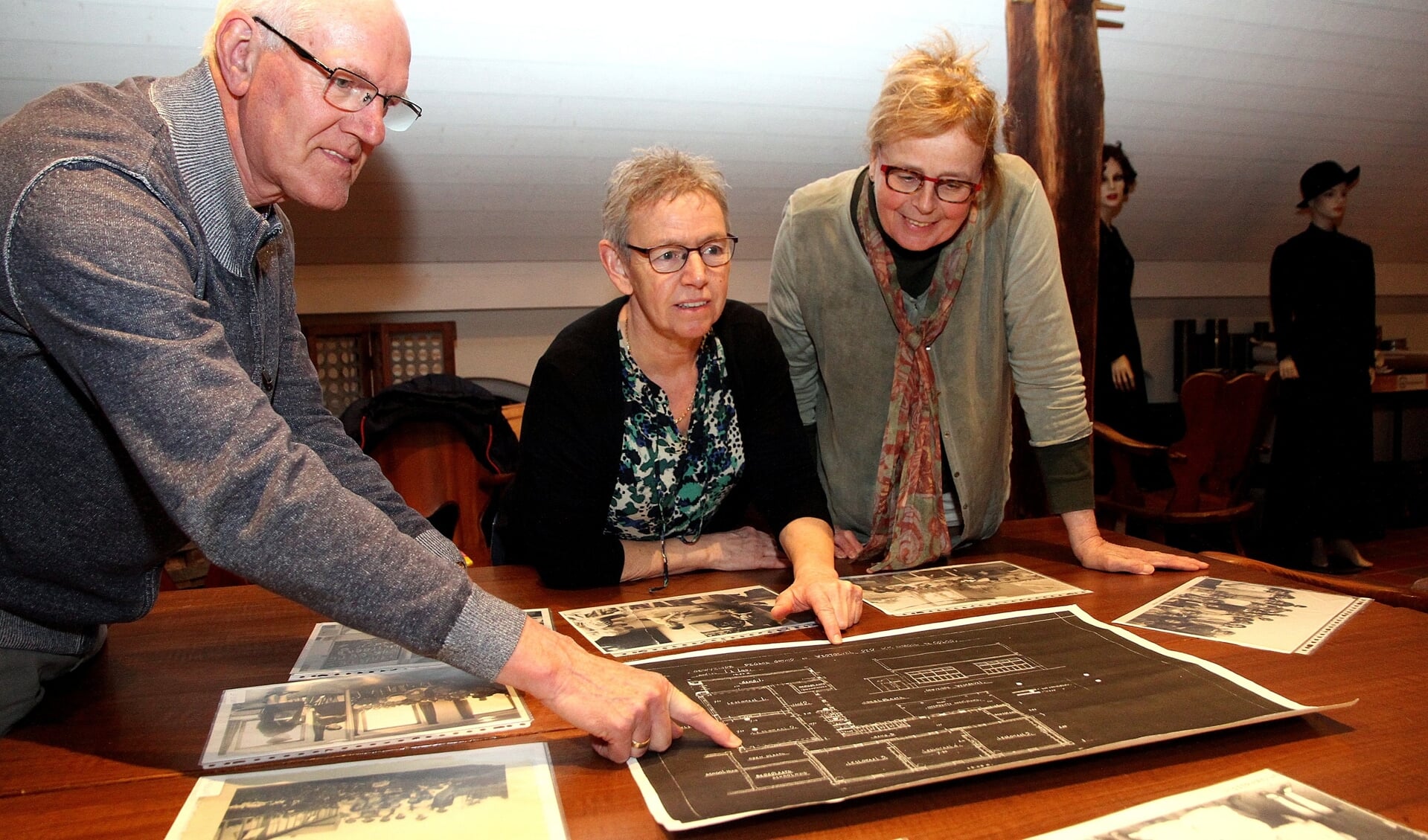 Drie bestuursleden van de Oploose heemkring: Cor Verberk, Hetty Lenkens (midden) en Riesé Verberk. (Foto: Gerrit van Kempen)