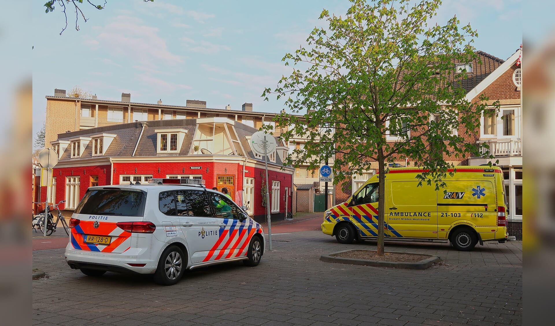 Scooterrijder gewond bij ongeval op Boterstraat. (Foto: Gabor Heeres / Foto Mallo)