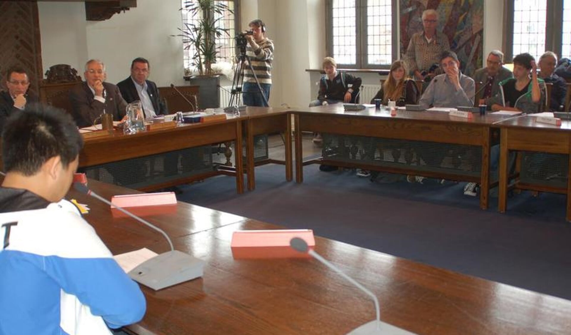 De afsluitende 'raadsvergadering' van het project Jongeren en Politiek in de gemeente Gennep. (archieffoto) 