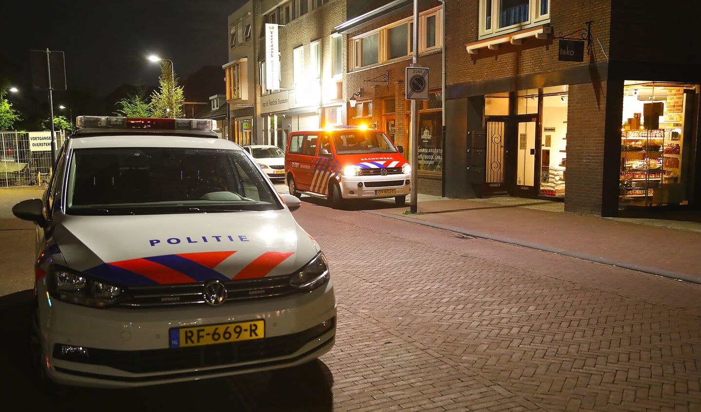 Brandweer en politie opnieuw opgeroepen voor koolmonoxide-melding in pand Kruisstraat. (Foto: Gabor Heeres / Foto Mallo)