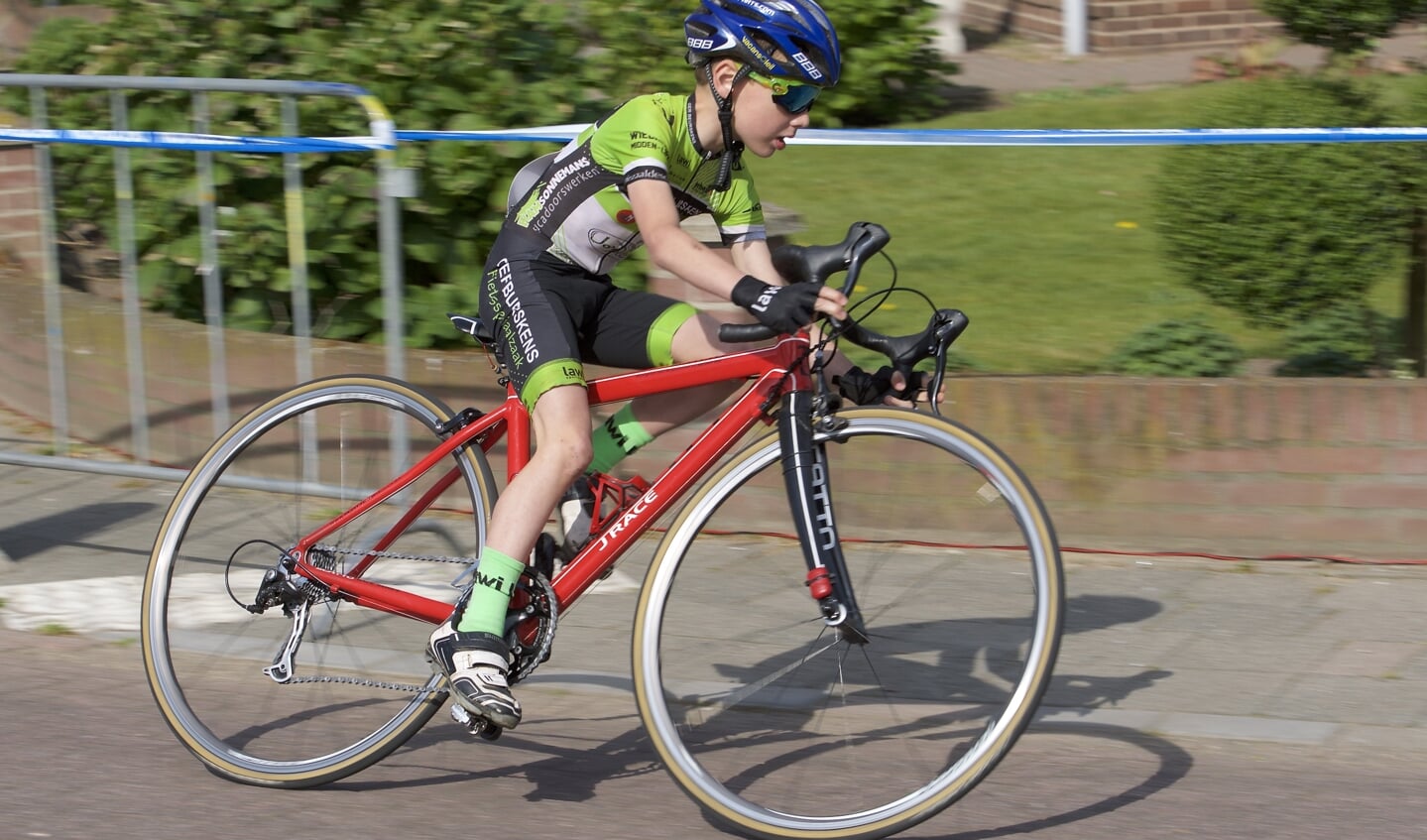 Deelnemers aan D'n Bèrgse wielerronde. (Foto: Ad Megens)