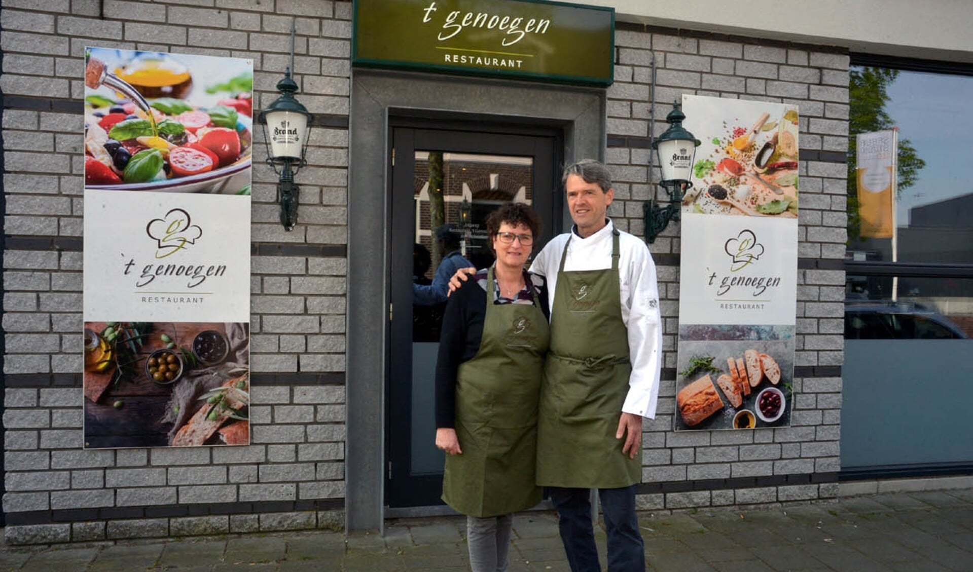 Margôt en Léon voor hun restaurant.(foto: Henk Lunenburg)