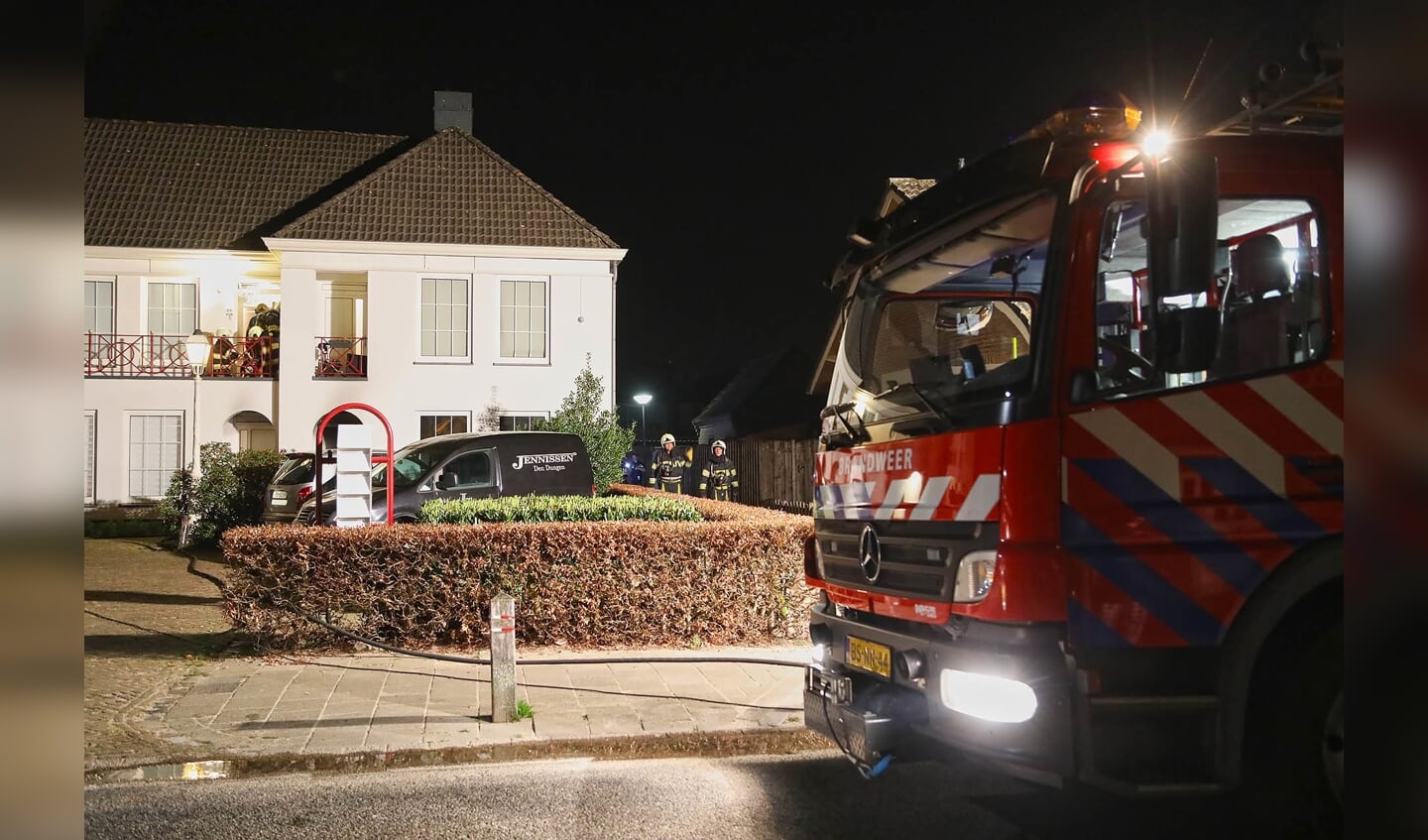Brandweer redt dieren bij brand in Berghem. (Foto: Gabor Heeres / Foto Mallo)