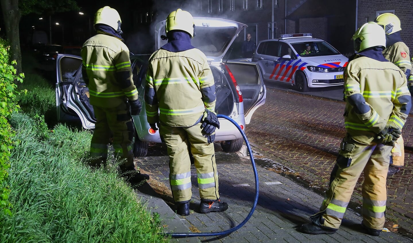 Autobrand in Willem Barendszstraat. (Foto: Gabor Heeres / Foto Mallo)