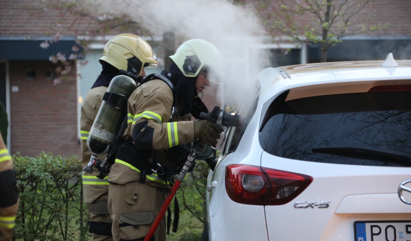 Brandweer blust autobrand in Saturnusstraat. (Foto: Gabor Heeres / Foto Mallo)