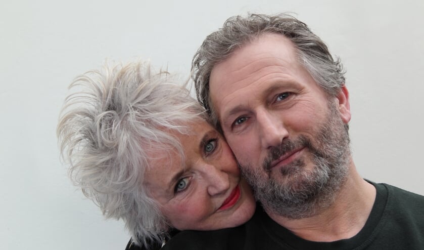 Op het toneel praten Maria Goos en Marcel Musters over hun overleden Brabantse moeders.