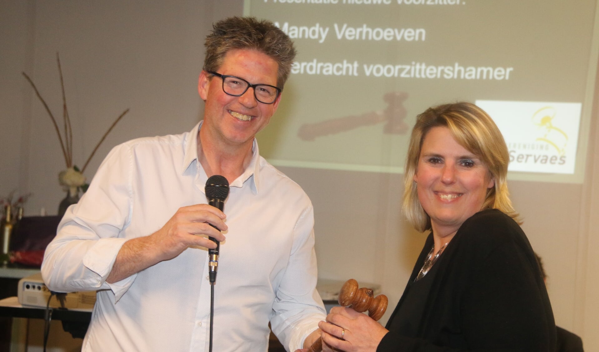 Tijdens de ledenvergadering kreeg Mandy de voorzittershamer officieel overhandigd door haar voorganger Lambert van der Ven.