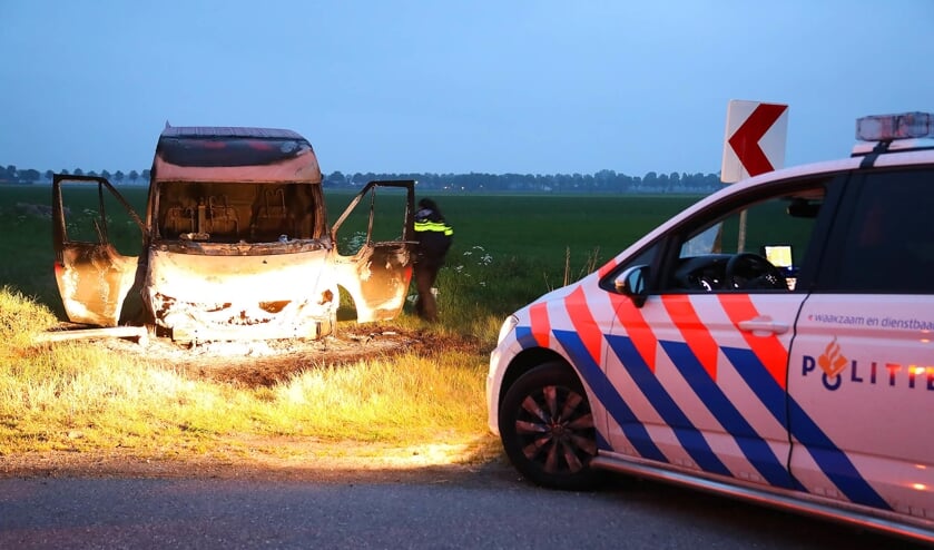 Politie doet onderzoek na aantreffen van uitgebrande bestelbus in Lithoijen. (Foto: Gabor Heeres / Foto Mallo)