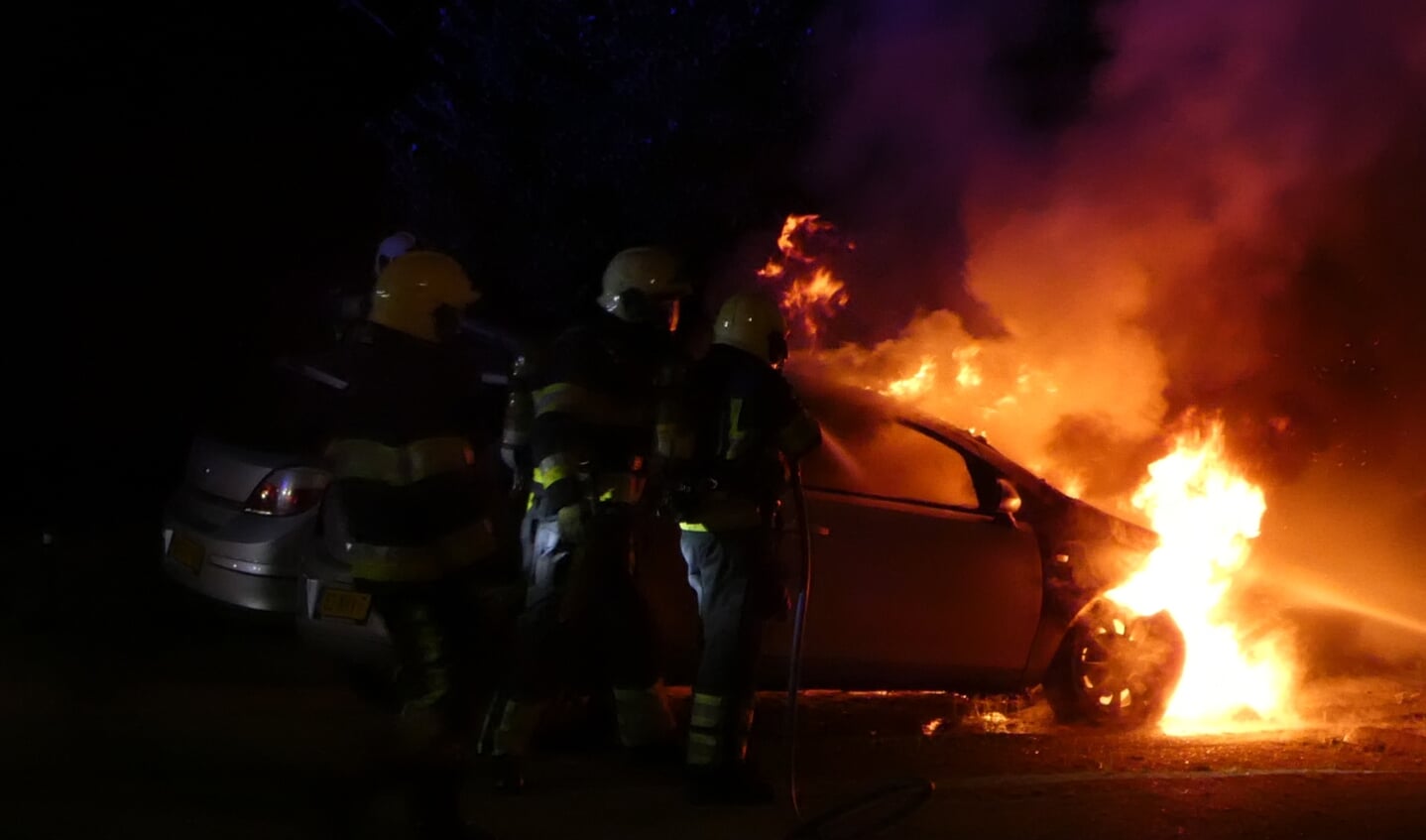 Weer twee autobranden in Oss: nu in Dasseburcht. (Foto: Thomas)