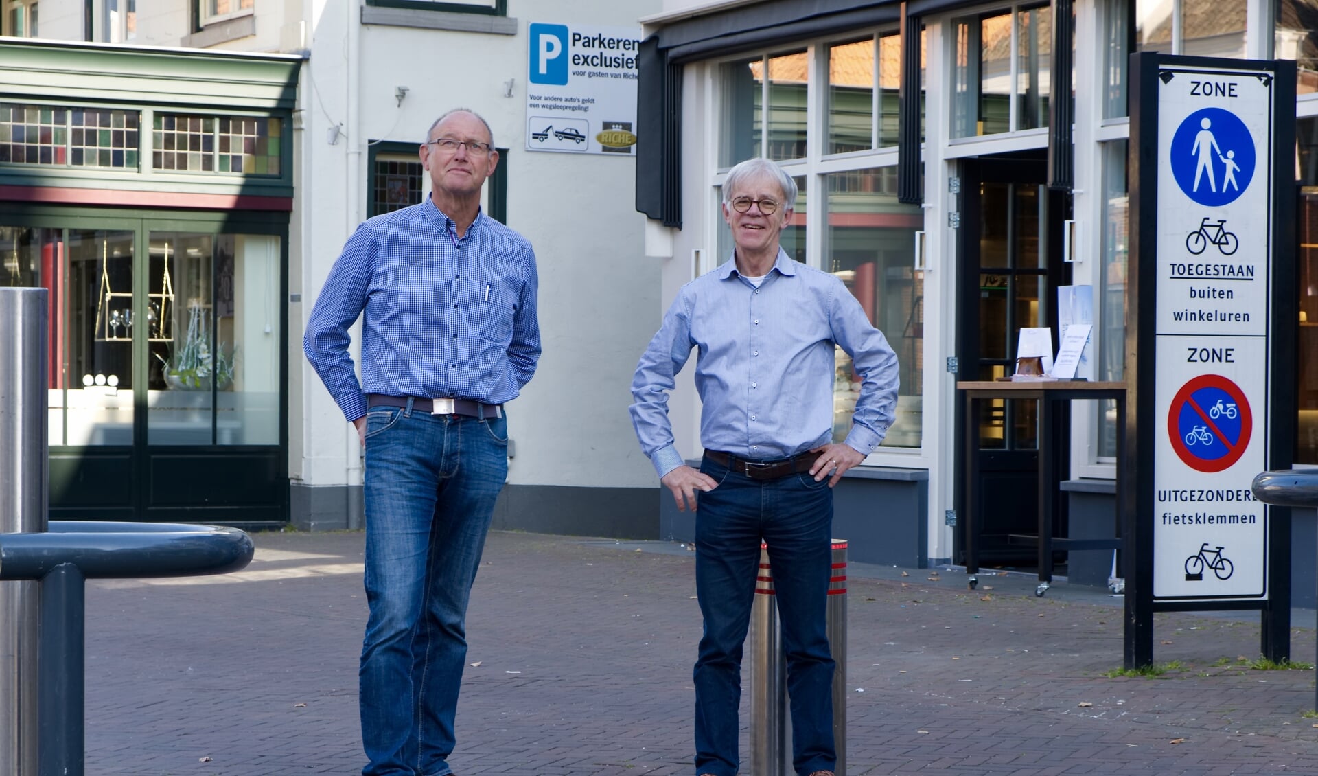  Hans Maassen en Peter Goes van de SOB (Stichting Ontwikkelingssamenwerking Boxmeer).