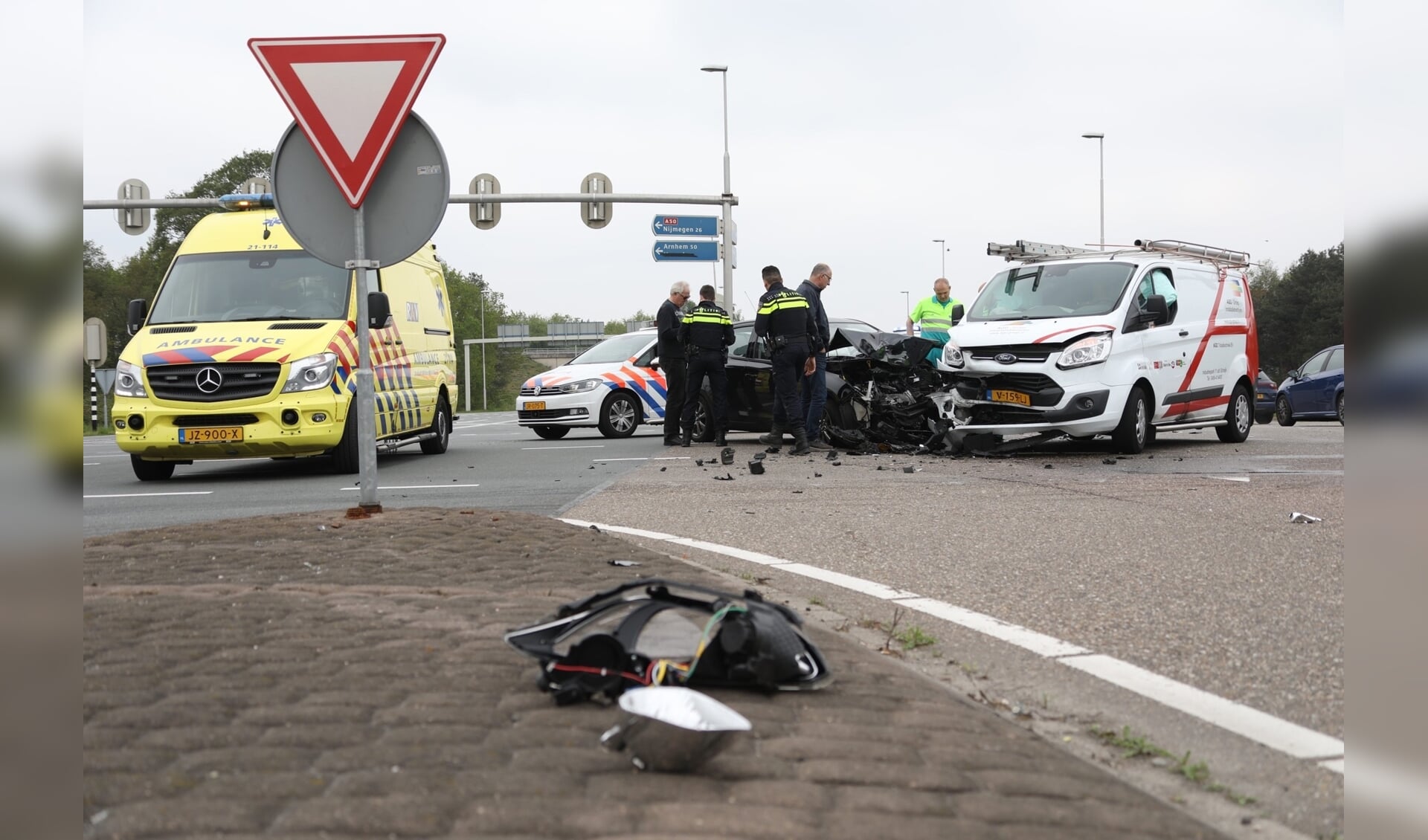 Voertuigen lopen veel schade op door botsing bij knooppunt Paalgraven. (Foto: Gabor Heeres / Foto Mallo)