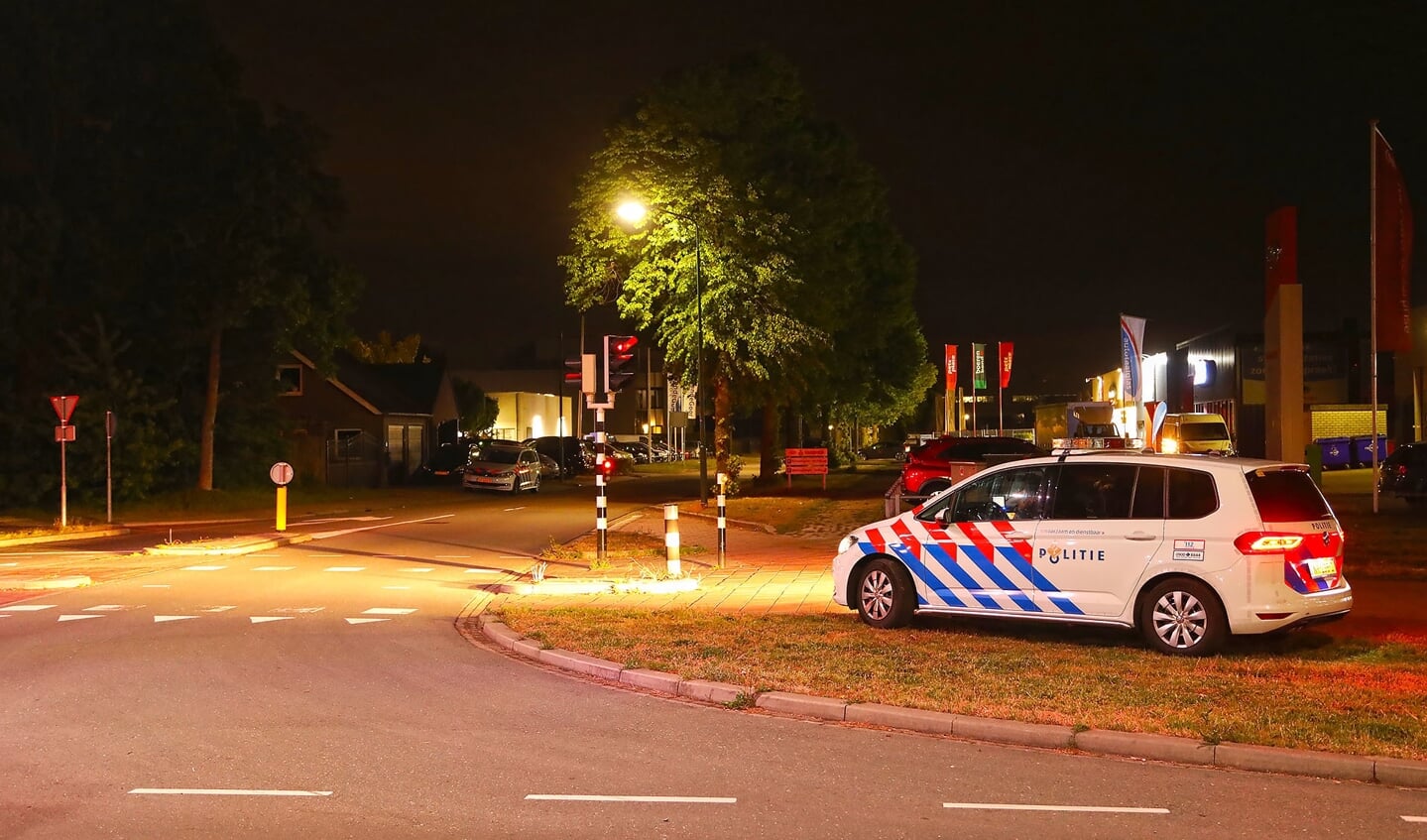 Politieactie bij bedrijfspanden aan Parallelweg. (Foto: Gabor Heeres / Foto Mallo)