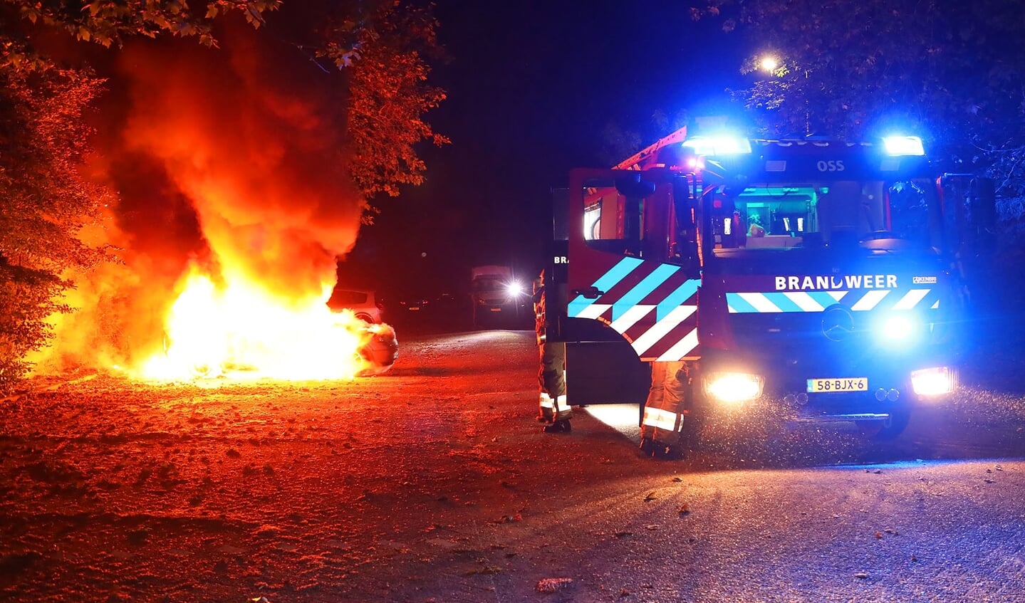 Autobrand in Joannes Zwijsenlaan. (Foto: Gabor Heeres / Foto Mallo)