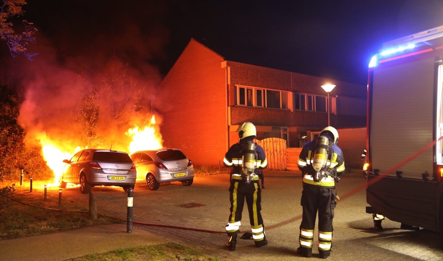 Weer twee autobranden in Oss: nu in Dasseburcht. (Foto: Gabor Heeres / Foto Mallo)