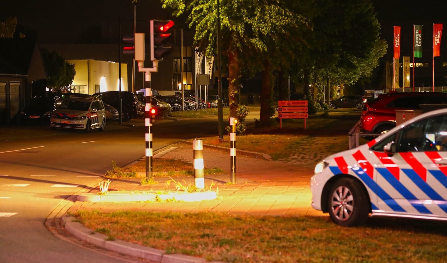 Politieactie bij bedrijfspanden aan Parallelweg. (Foto: Gabor Heeres / Foto Mallo)